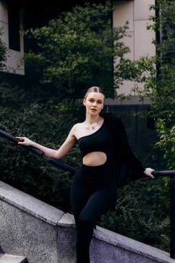 İnce, güzel sarışın manken yazın sokakta poz verir.