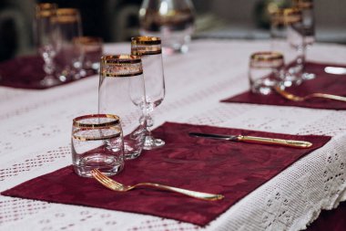 Yeni yıla hazırlanıyorum. Evdeki masayı ve Noel ağacını süslemek.