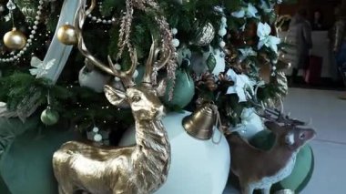 Alışveriş merkezindeki Noel ağacı yeni yıl için oyuncaklarla süslenir.