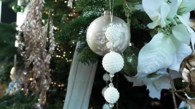 Alışveriş merkezindeki Noel ağacı yeni yıl için oyuncaklarla süslenir.