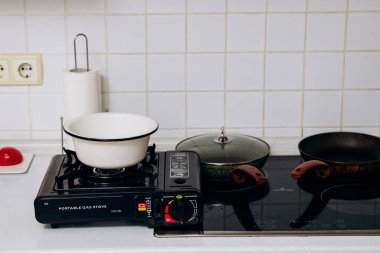 Taşınabilir gaz ocağı. Şehirdeki elektrik kesintisi. Elektriksiz ev. Gazla ısıtılan yiyecekler