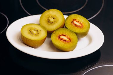 Kişilerin avucunda dört parça kivi var. Sabah doğru kahvaltı.