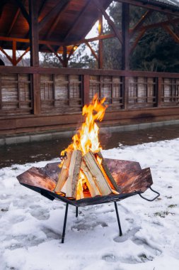 Barbekü ateşi yanıyor. Dağlarda kamp yapmak ve kamp ateşi