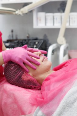 Kozmetik uzmanının randevusundaki kız. Cilt sorunları. Sivilce.