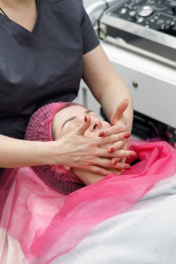 Kozmetik uzmanının randevusundaki kız. Cilt sorunları. Sivilce.