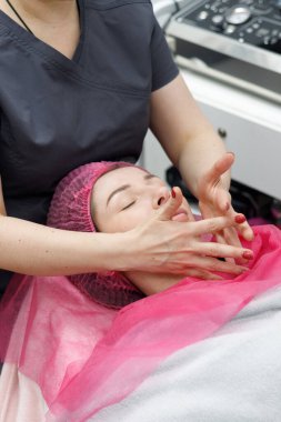 Kozmetik uzmanının randevusundaki kız. Cilt sorunları. Sivilce.