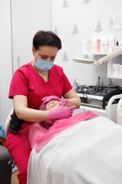 Kozmetik uzmanının randevusundaki kız. Cilt sorunları. Sivilce.