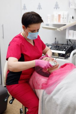 Kozmetik uzmanının randevusundaki kız. Cilt sorunları. Sivilce.