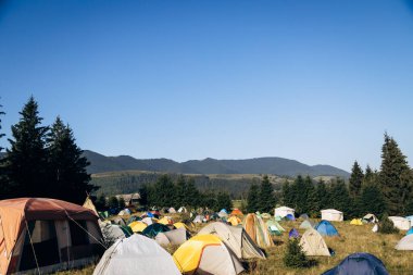 Dağlarda yaz kampı. Ormanın ortasındaki çadır şehri.