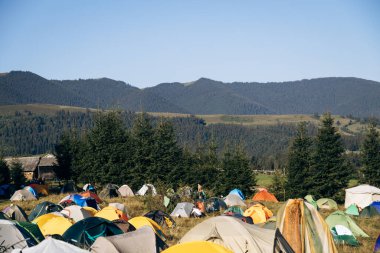 Dağlarda yaz kampı. Ormanın ortasındaki çadır şehri.