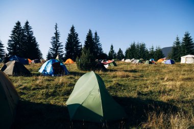 Dağlarda yaz kampı. Ormanın ortasındaki çadır şehri.