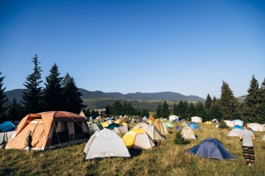 Dağlarda yaz kampı. Ormanın ortasındaki çadır şehri.