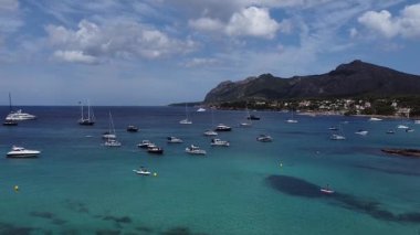 İnsansız hava aracı görüntüleri. Güneşli bir günde deniz ve dağlar. Tatil köyünde yaz tatili..