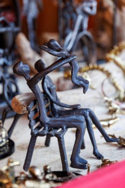 Soyut metal aile heykeli bankta çocuklu, sanatsal ev dekorasyonu. Yüksek kalite fotoğraf