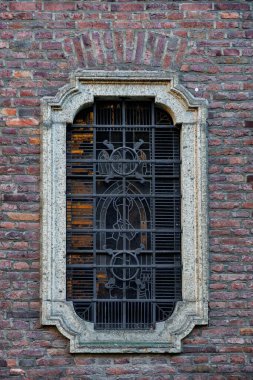 Dekoratif Demir Izgaralı Tuğla Duvar Penceresi. Yüksek kalite fotoğraf