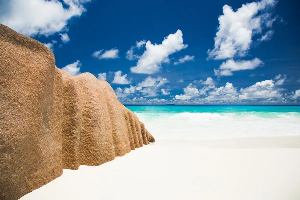 Idyllic landscape, sandy beach, turquoise water, cloudy blue sky — Stock Photo, Image