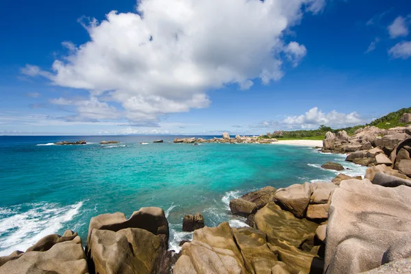 Seychelles isla paisaje, rocas, mar turquesa, nubes, cielo azul . —  Fotos de Stock