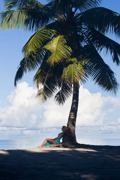 Praia tropical, palmeira com mulher loira sentada — Fotografia de Stock