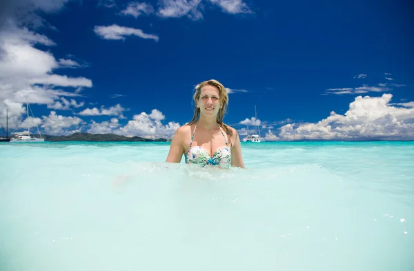 Szczupła kobieta blondynka cieszy turkus oceanu na Seszelach — Zdjęcie stockowe