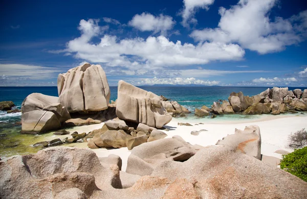 Seychelles, tropical beach, ocean and horizon. — Stock Photo, Image