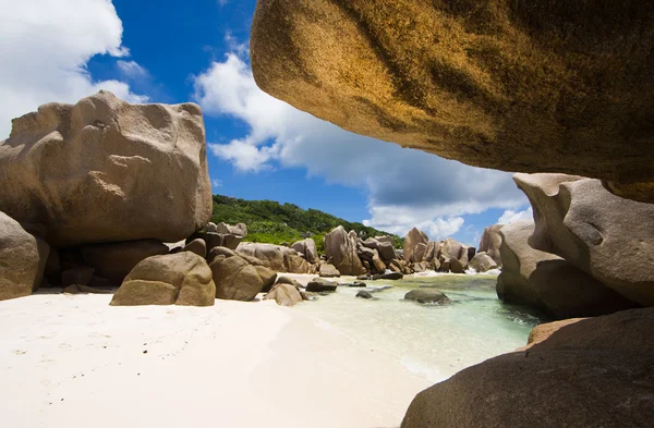 Praia tropical em Seychelles, rochas enormes, areia e mar . — Fotografia de Stock