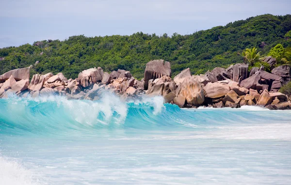 Seychelles, LaDigue playa de la isla, rocas de granito salvaje y mar ondulado —  Fotos de Stock