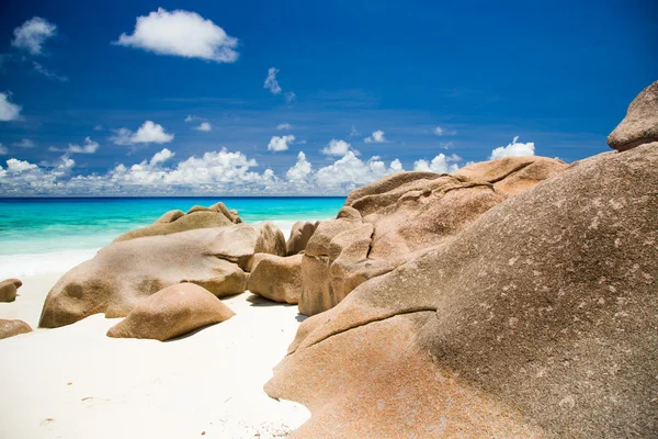 Seychelles beach with granite rocks, sandy beach, blue water — Stock Photo, Image