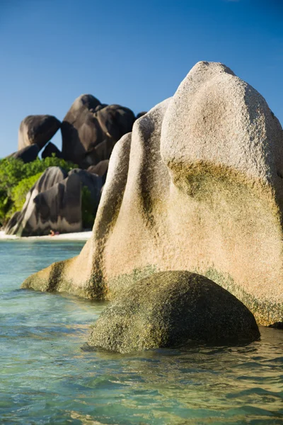 Isla de las Seychelles, rocas típicas de granito y orilla del mar —  Fotos de Stock