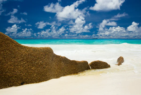 Playa de arena, rocas de púas, mar turquesa, paisaje tropical —  Fotos de Stock