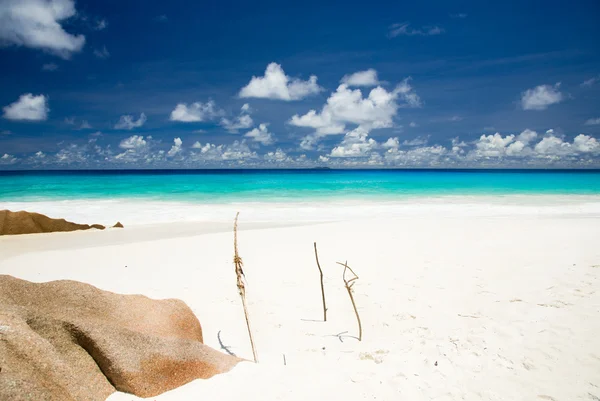 Sandy beach, barbed rocks, turquoise sea, tropical landscape — Stock Photo, Image