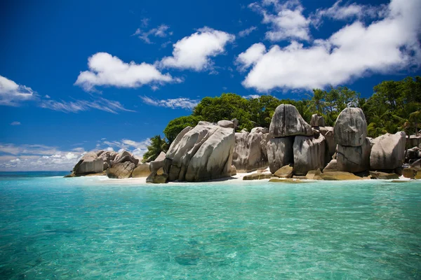 Seychelles, rocas típicas y vista tropical de una isla —  Fotos de Stock