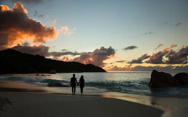 Coucher de soleil sur la mer et la plage, couple amoureux silhouette . — Photo