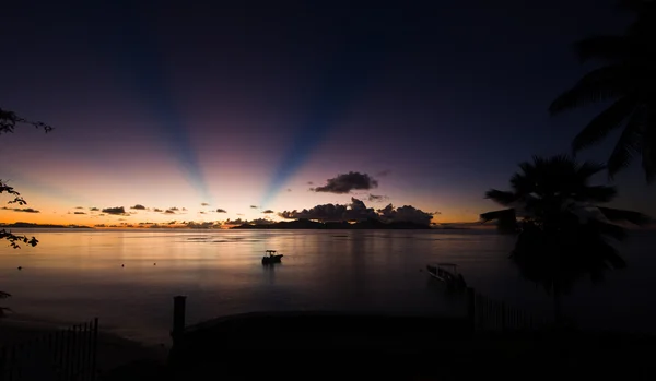 Puesta de sol, barco, rayos de sol y cielo rosado sobre el Océano Índico . — Foto de Stock