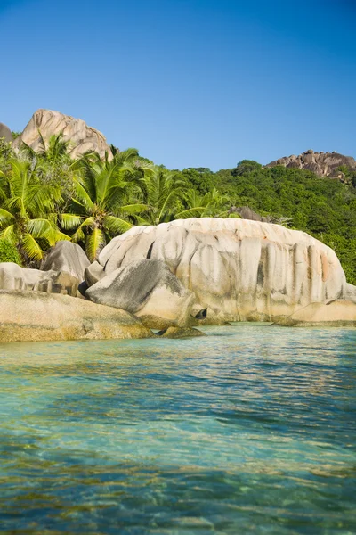 Clean water, natural pools, huge granite rocks of Seychelles. — Stock Photo, Image