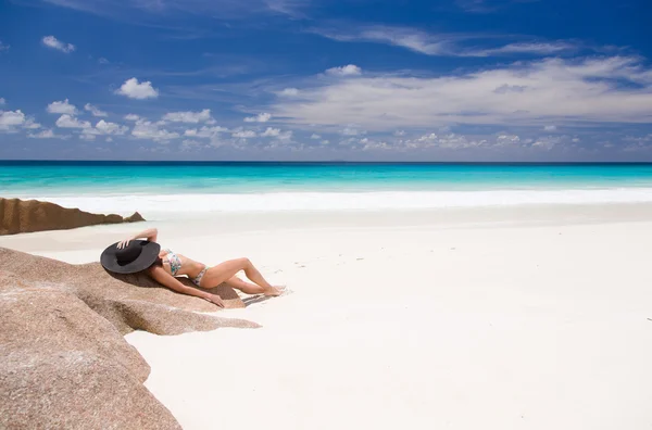 Mulher bonita coloca na praia de areia de Seychelles — Fotografia de Stock