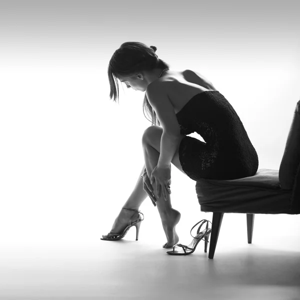 하이 힐 구두, 흰색 배경으로 스튜디오에 앉아 아름 다운 여자 — 스톡 사진