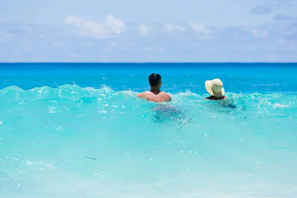 Lover Couple Enjoy Turquoise Color Waves Indian Ocean Seychelles — Stock Photo, Image