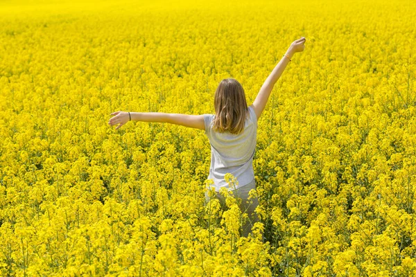 Junges Mädchen Genießt Sommerurlaub Inmitten Eines Gelb Blühenden Feldes — Stockfoto