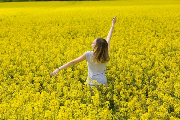 Junges Mädchen Genießt Sommerurlaub Inmitten Eines Gelb Blühenden Feldes — Stockfoto