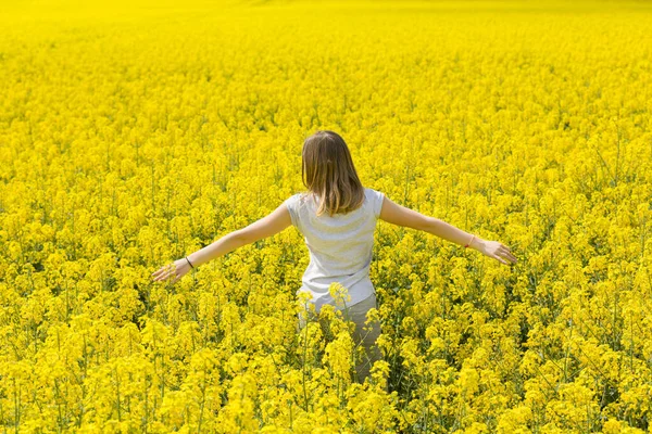 Fiatal Lány Élvezni Nyári Vakáció Közepén Egy Sárga Virágos Mező — Stock Fotó