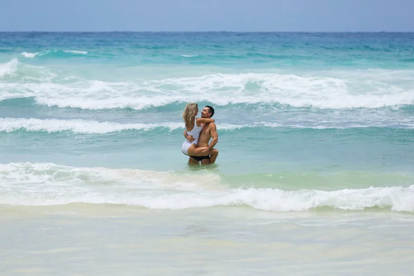 Belo Casal Amante Desfrutar Sua Lua Mel Águas Tropicais Oceano — Fotografia de Stock