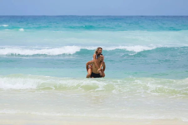 Feliz Casal Amante Divertir Oceano Índico Juntos Passar Sua Lua — Fotografia de Stock