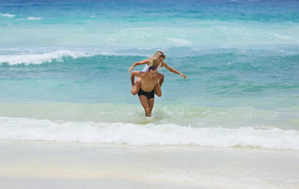 Belo Casal Amante Juntos Desfrutar Suas Férias Bach Mar Tropical — Fotografia de Stock