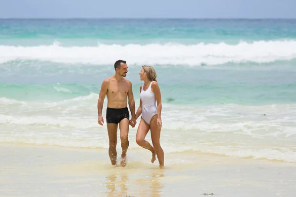 Belo Casal Amante Juntos Desfrutar Suas Férias Bach Mar Tropical — Fotografia de Stock