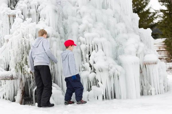 Bambini Piccoli Giocano Insieme All Aperto Vicino Albero Natale Ghiaccio — Foto Stock