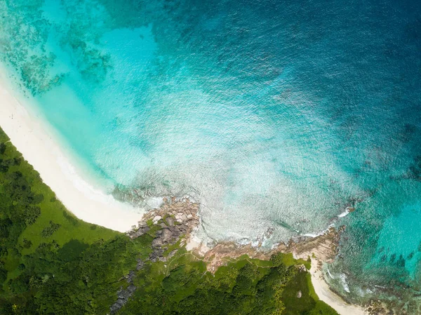 Hermosa Playa Isla Tropical Con Mar Azul Vegetación Verde Arena —  Fotos de Stock