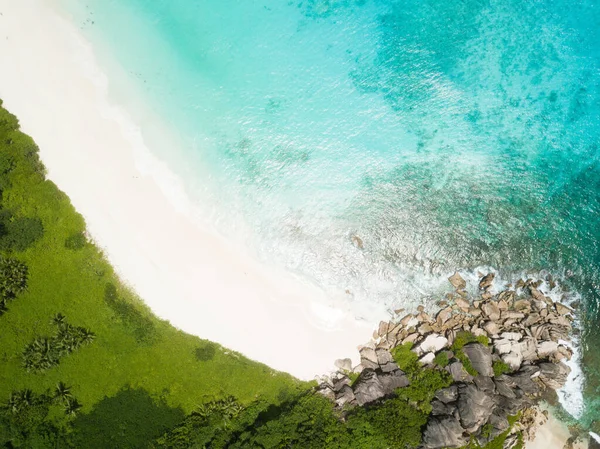 美丽的热带岛屿海滩 蓝色的大海 绿色的植被 白色的沙滩 上面有典型的塞舌尔花岗岩岩石 高空鸟瞰无人机图像 — 图库照片