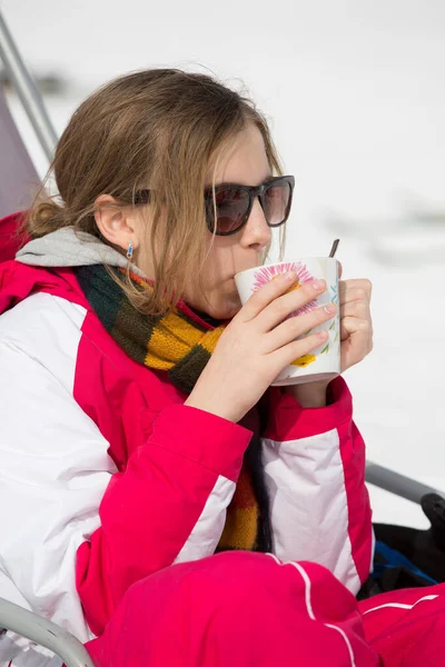 Chica Joven Vestido Esquí Rojo Consume Bebida Caliente Aire Libre —  Fotos de Stock