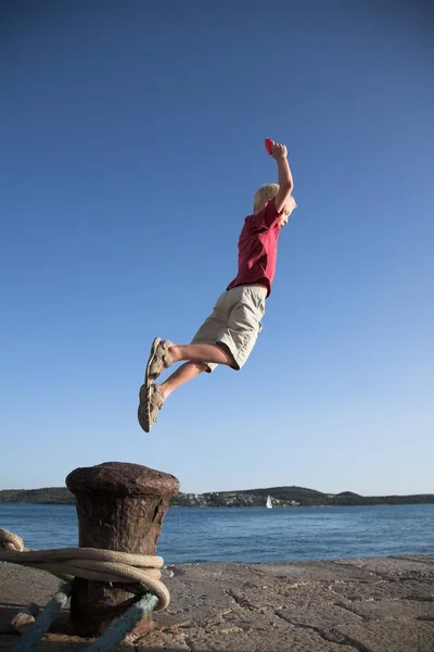 Happy Little Caucasian Blonde Jongen Springt Uit Een Roestig Marine Stockfoto