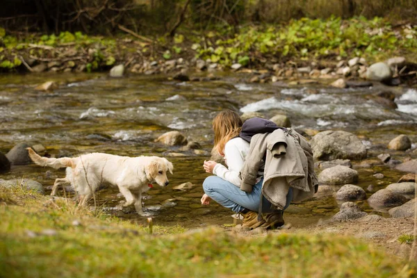 Young Teenager Girl Hiking Her Golden Retriever Dog Next River — Stockfoto